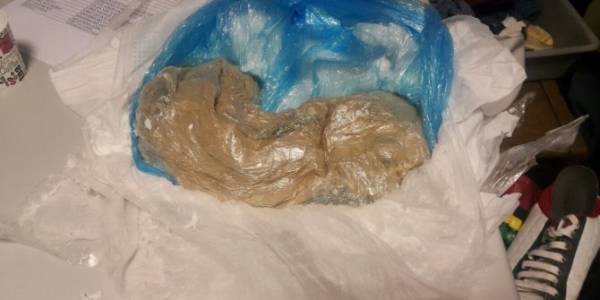 Bacaklarının arasına bağladığı hasta beziyle uyuşturucu sevkiyatı