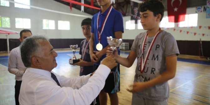 Yüzme kursuna katılan 324 öğrenci arasında yüzme yarışması yapıldı