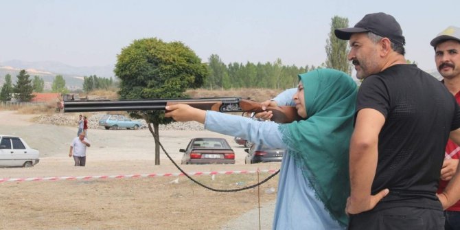 Liseli Zehra Betül Akın, attığını 12’den vuruyor