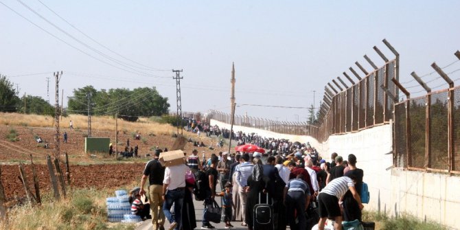 Suriyeliler gözyaşlarıyla terk ettikleri ülkelerine bayram için geri dönüyor