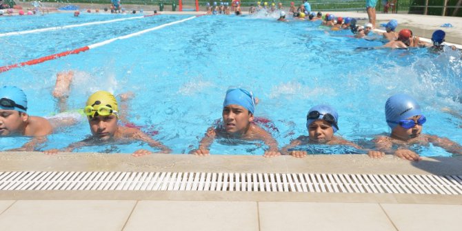 Diyarbakır’da bin 500 çocuk yüzmeyi öğreniyor