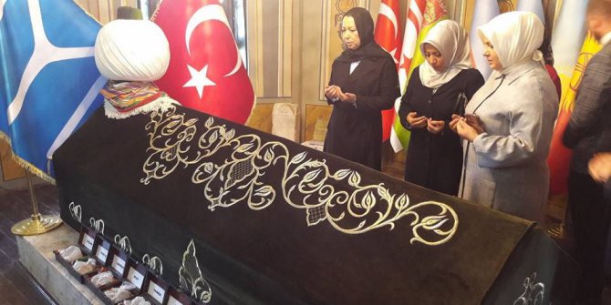 AK Parti Genel Başkan Yardımcısı Öznur Çalık Ertuğrul Gazi türbesinde dua etti