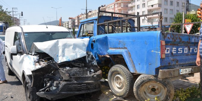 Milas’ta kamyonet ile hafif ticari araç çarpıştı; 3 yaralı