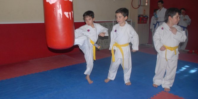 Tek yumurta üçüzleri 6 ay önce başladıkları karatede ilk madalyalarını aldı