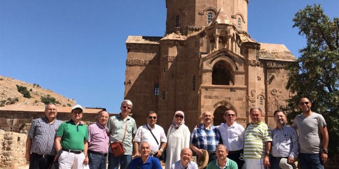 Tıp fakültesi mezunları 28 yıl sonra biraraya geldi