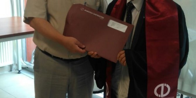 71 yaşında üniversiteden mezun oldu