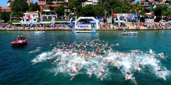 Kocaeli sahillerinde 416 sporcu kulaç attı