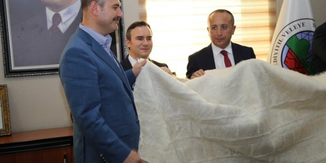 İçişleri Bakanı Soylu’ya tiftik battaniyesi armağan edildi
