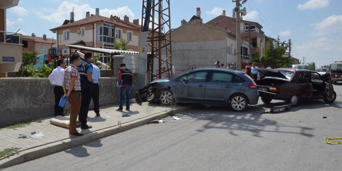 Kaza yapan otomobillerden biri kaldırımdaki yaşlı kadını ezdi