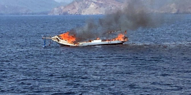 Yanan tekne sulara gömüldü
