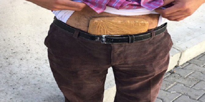 Vücuduna sakladığı esrarla yakalandı