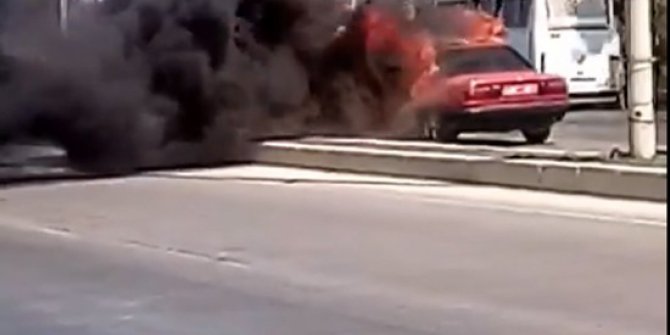 Alev topuna dönen otomobilin yanından yollarına devam ettiler