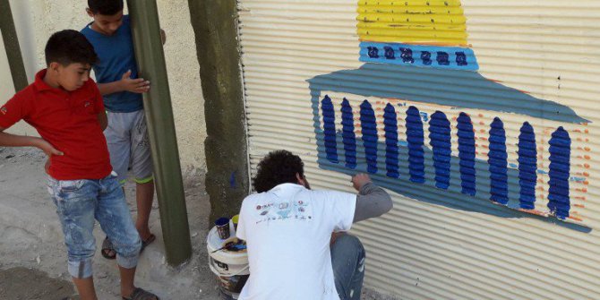 Türk öğrenciler Filistin mülteci kampını resimlerle süsledi