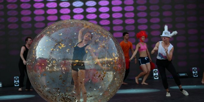 İzmir fuarında uluslararası kültür, sanat, gösteri şöleni tam gaz