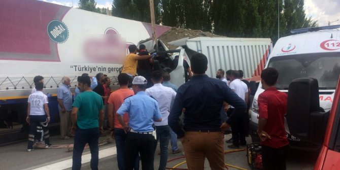 Hafriyat yüklü kamyon tıra çarptı: 1 ölü