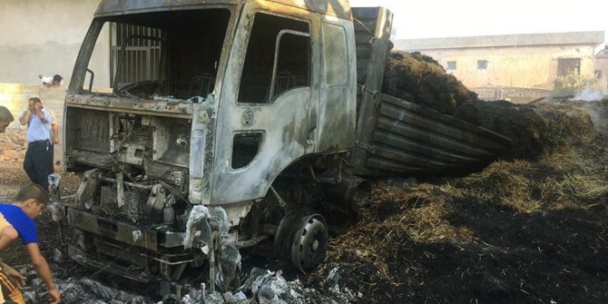 Seyir halindeki saman yüklü tır yandı