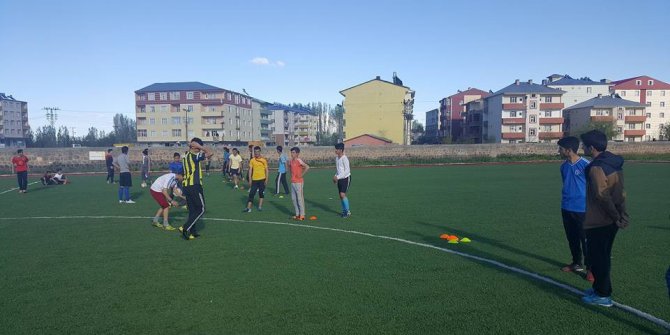 Muş’un en büyük ilçesi Bulanık’ın stadı var tribünü yok!