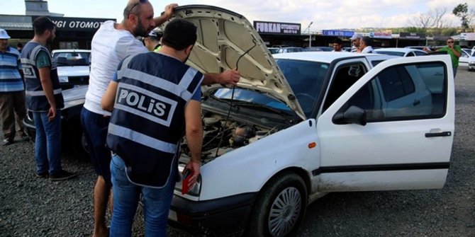 Polis oto pazarlarını didik didik aradı