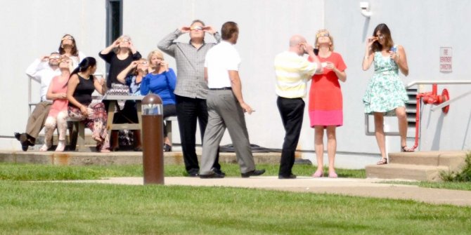 Giresunlu vatandaş kaynak gözlüğüyle güneş tutulmasını izledi