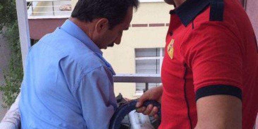 Oyun Oynarken Kafasını Balkon Demirlerine Sıkıştırdı