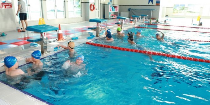 Çocuklar eğlenerek yüzme öğreniyor