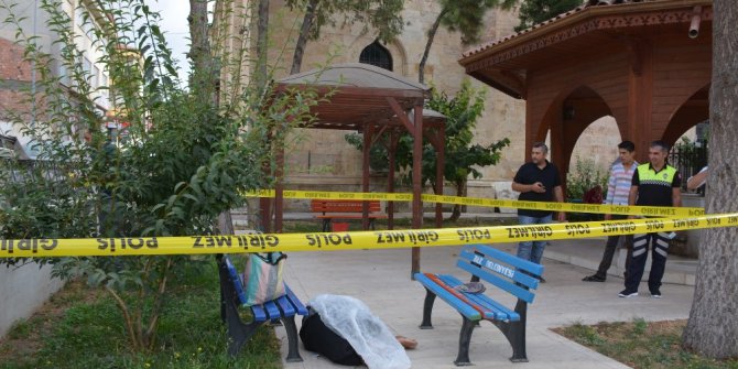 Yaşlı adam cami avlusunda ölü bulundu