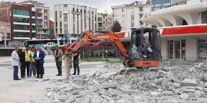 Zeytinburnu 15 Temmuz Meydanı’nda yenileme çalışmaları başladı