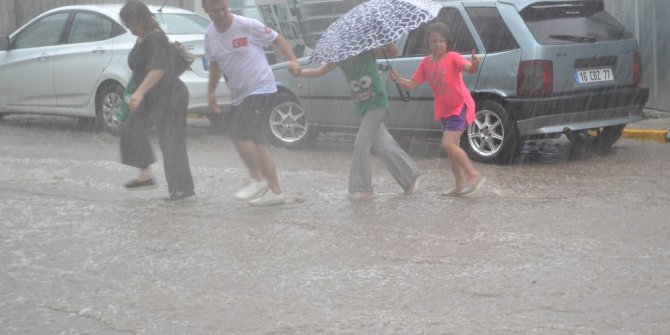 5 dakikalık yağış hayatı felç etti