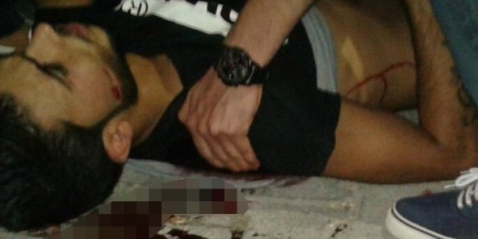 Bıçaklanan gence ilk müdahaleyi olay yerindeki doktor ve vatandaşlar yaptı