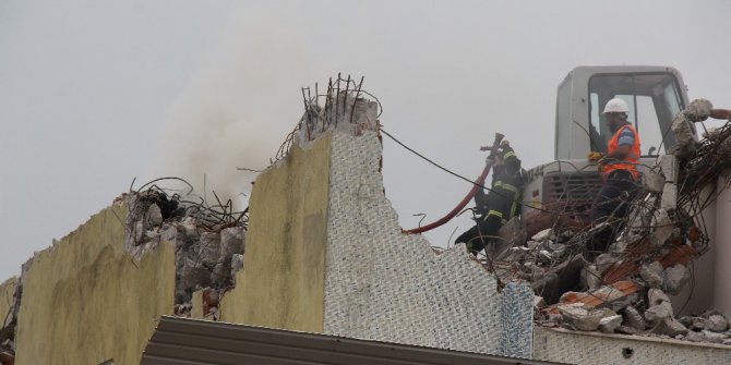 Binanın çatısında çıkan yangın büyümeden söndürüldü