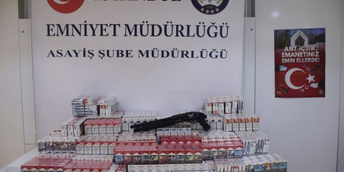 İstanbul’da "V for Vendetta" maskeli ve silahlı 3 gaspçı kamerada