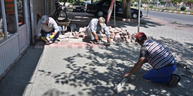 Gölbaşı Belediyesi Atatürk Bulvarında kaldırım tadilatına başladı