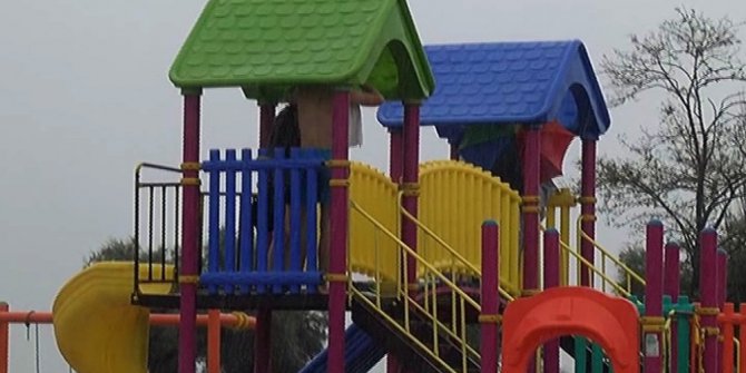 Denize girerken yağmura yakalanan vatandaşlar çocuk parkına sığındı