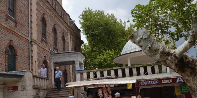 150 yıllık çınar fırtınada yıkıldı, iş merkezinin 6. katını su bastı