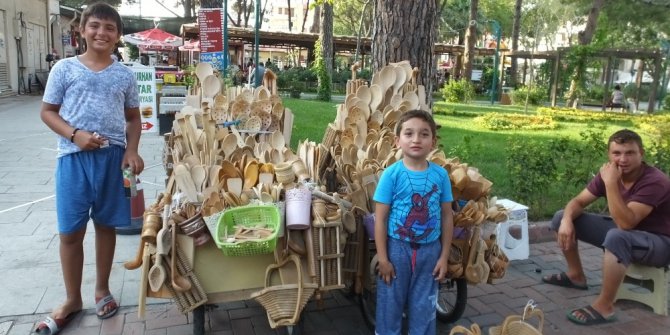 Burhaniye’de kaşık satıcıları bir yerde toplandı