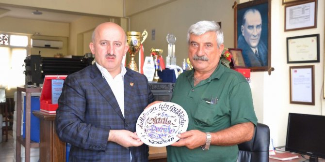 Siirt Gazeteciler Derneğine plaket verildi