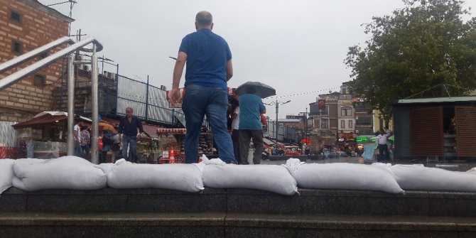 Şiddetli yağmur için alt geçitlerde kum torbalı önlem