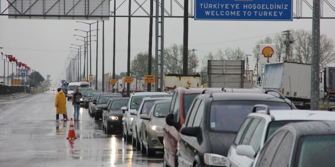 Akın akın dönüyorlar: kuyruk 4 kilometre