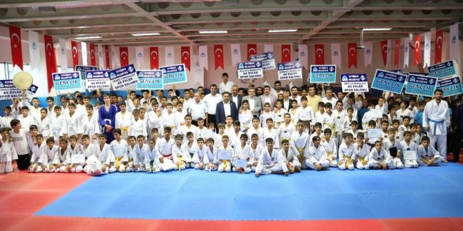 Gençlik merkezinden mezun olan sporcular gösteri düzenledi