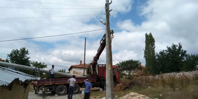 Emet Yeniceköy’de elektrik direkleri ve hatlar yenileniyor