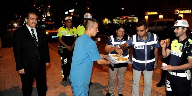 Vali Demir’den huzur uygulamasına katılan polislere tatlı ikramı