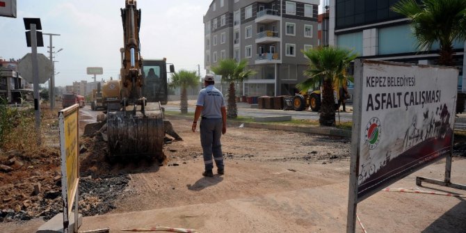 Kepez’de sıcak asfalt çalışması