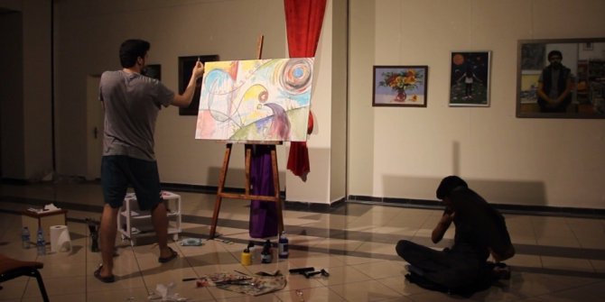 Sanatların ilişkisini arbane eşliğinde resim çizerek gösterdi