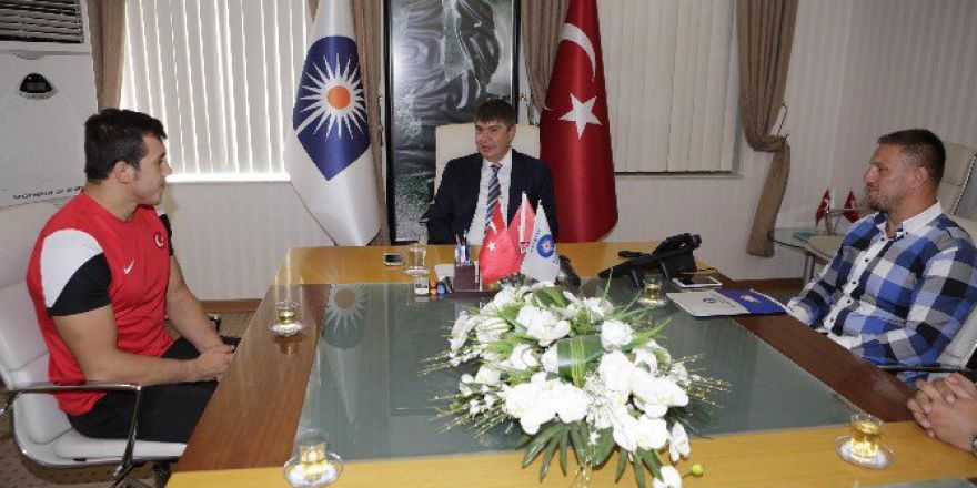 Türel’den, Milli Güreşçi Nail Seyyar’a Cumhuriyet Altını