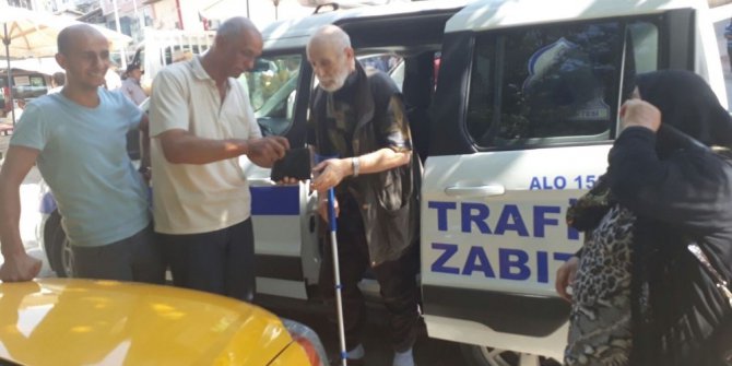 Taksici bulduğu cüzdanı sahibine teslim etti