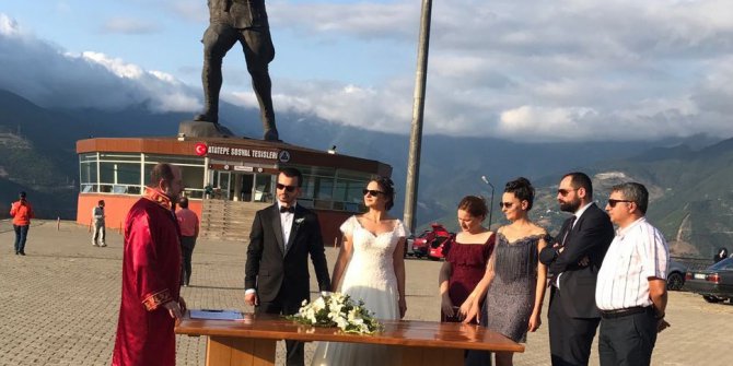 Dünyanın en büyük Atatürk heykelinin önünde nikah kıydılar