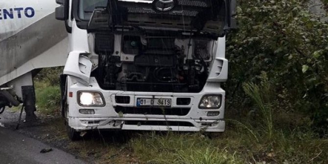 Sağanak yağışta kontrolden çıkan tır yolu kapattı