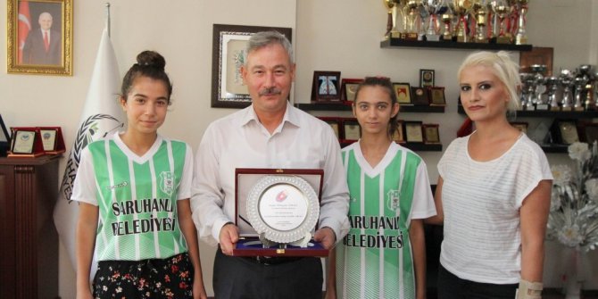 Badminton Federasyonu’ndan Başkan Yaralı’ya plaket