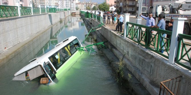 Halk midibüsü sulama kanalına düştü: 5 yaralı