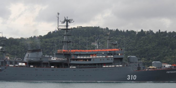 Rus savaş gemisi İstanbul Boğazı’ndan geçti